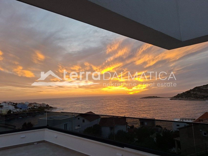 Vila u okolici Rogoznice s infinity bazenom, 100 m od mora