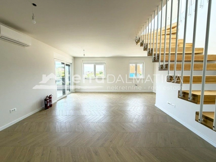Stan, Vodice – velika terasa, 2650 € po m²