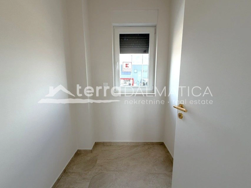 Stan, Vodice – velika terasa, 2650 € po m²