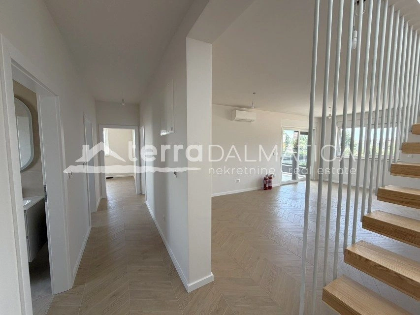 Stan, Vodice – velika terasa, 2650 € po m²