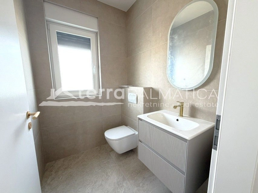 Stan, Vodice – velika terasa, 2650 € po m²