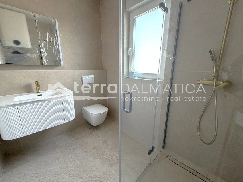 Stan, Vodice – velika terasa, 2650 € po m²