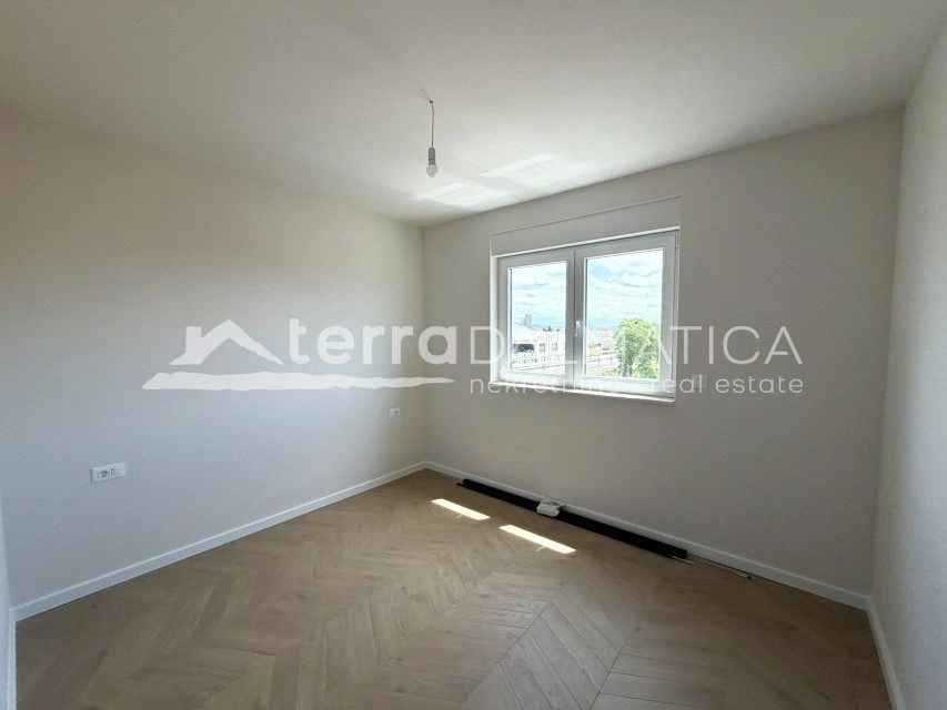Stan, Vodice – velika terasa, 2650 € po m²
