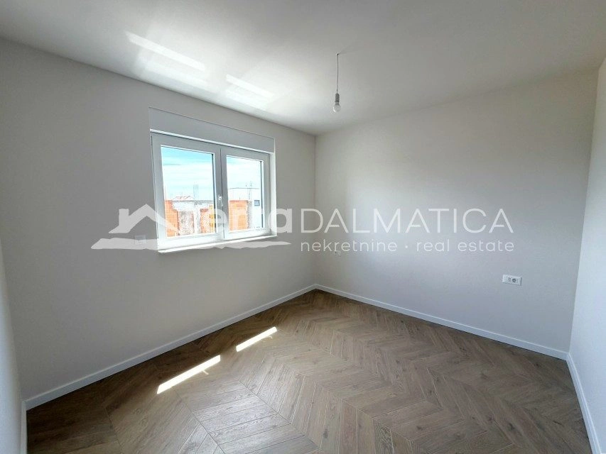 Stan, Vodice – velika terasa, 2650 € po m²