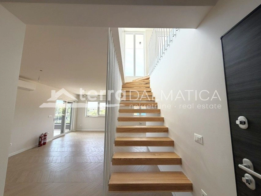 Stan, Vodice – velika terasa, 2650 € po m²