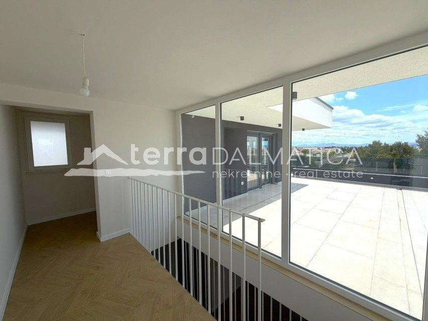 Stan, Vodice – velika terasa, 2650 € po m²