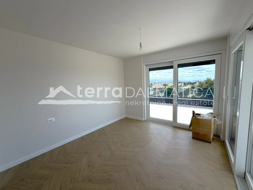 Stan, Vodice – velika terasa, 2650 € po m²
