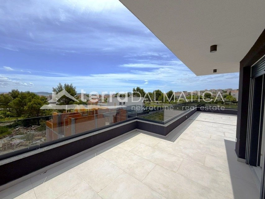 Stan, Vodice – velika terasa, 2650 € po m²