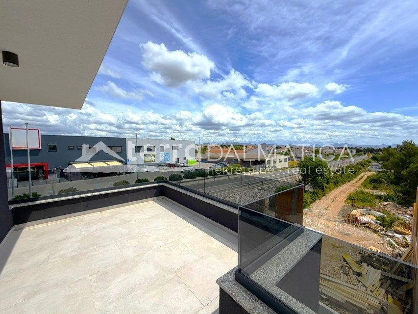 Stan, Vodice – velika terasa, 2650 € po m²