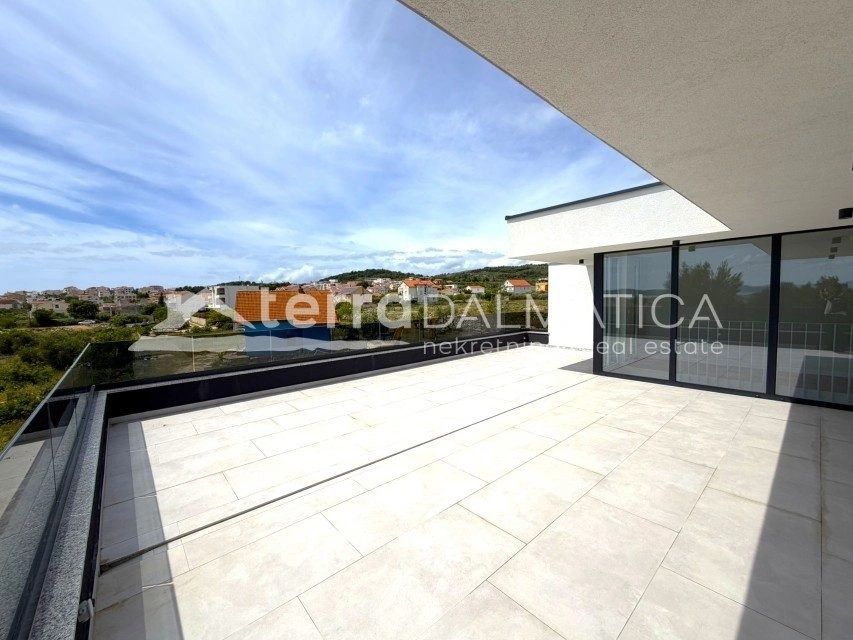 Stan, Vodice – velika terasa, 2650 € po m²