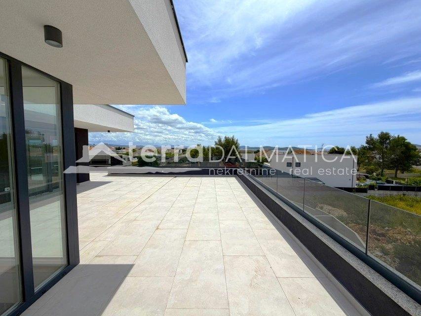 Stan, Vodice – velika terasa, 2650 € po m²