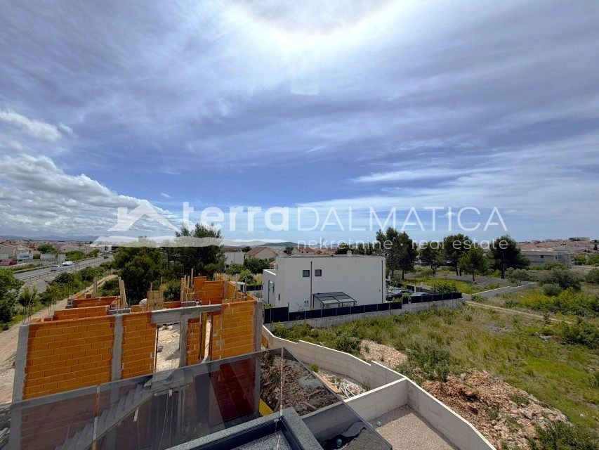 Stan, Vodice – velika terasa, 2650 € po m²
