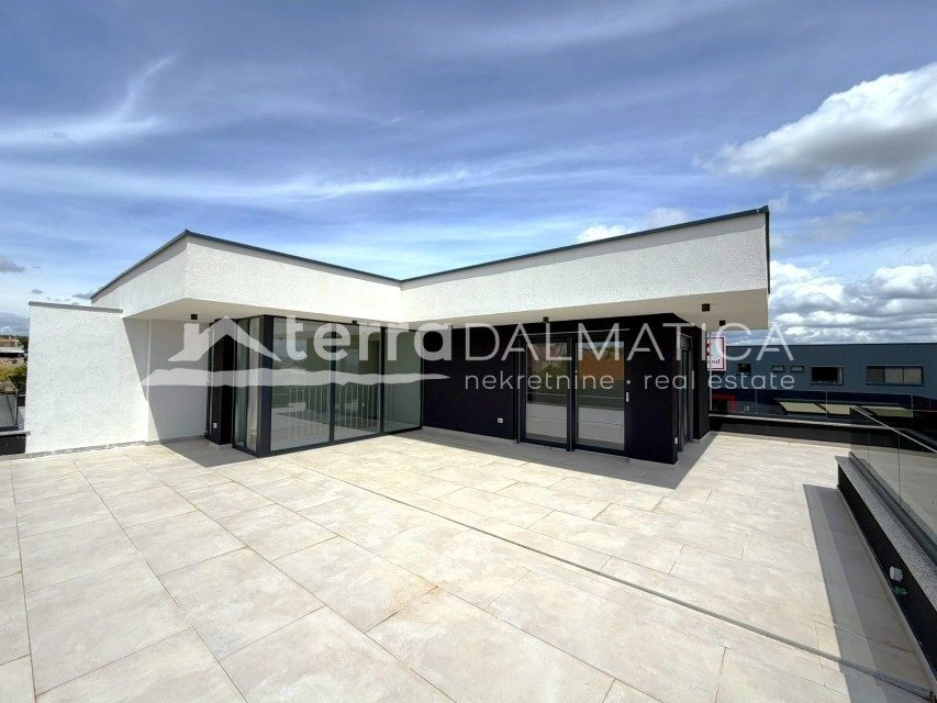 Stan, Vodice – velika terasa, 2650 € po m²
