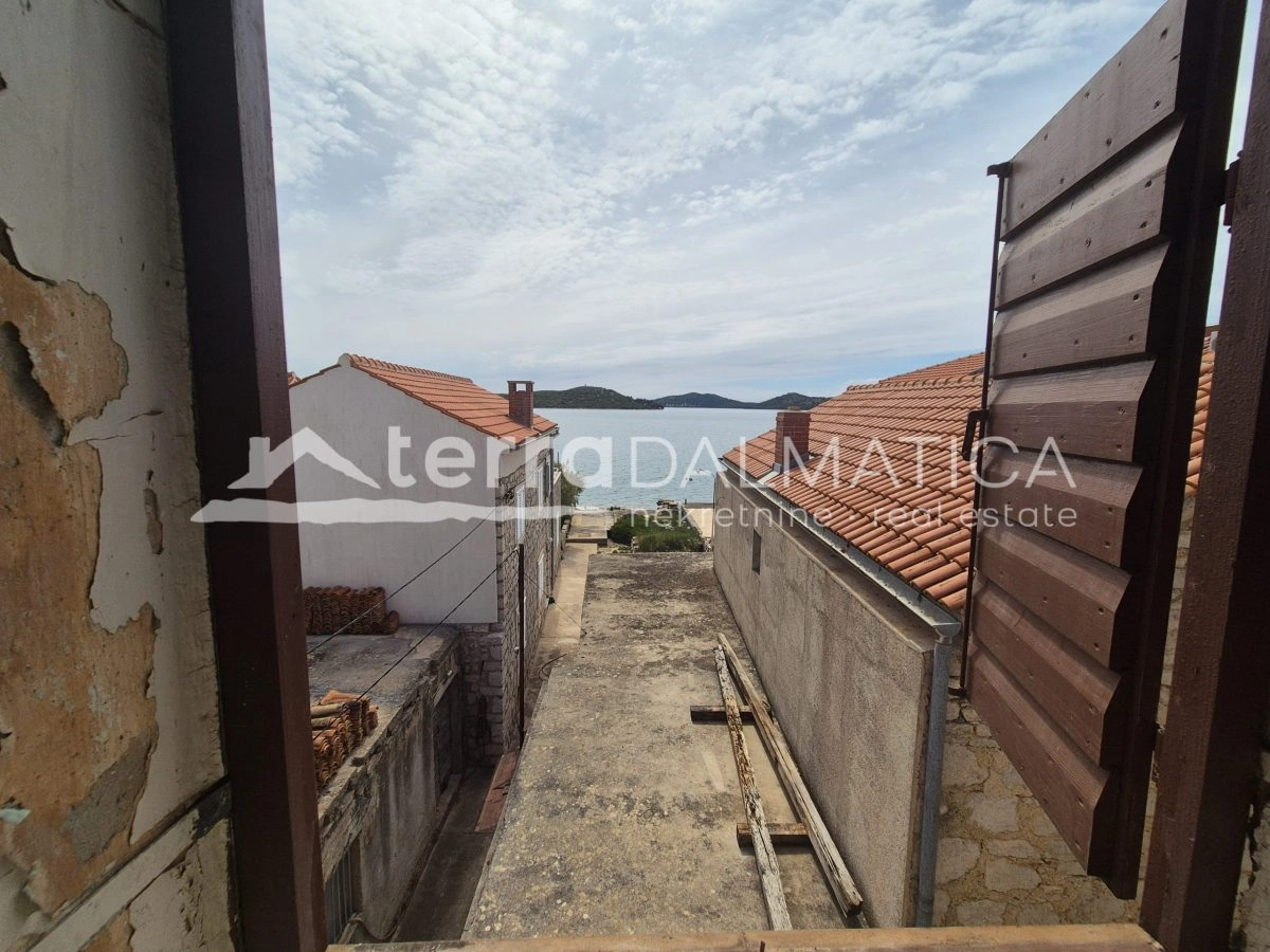 Steinhaus in Betina mit Meerblick