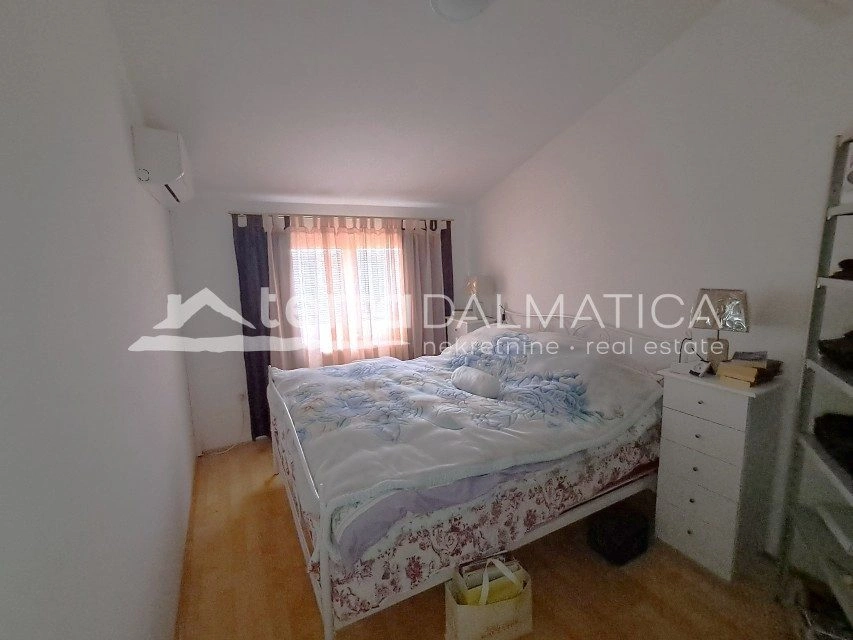 Haus mit zwei Gewerbeflächen und zwei Wohnungen, Vodice