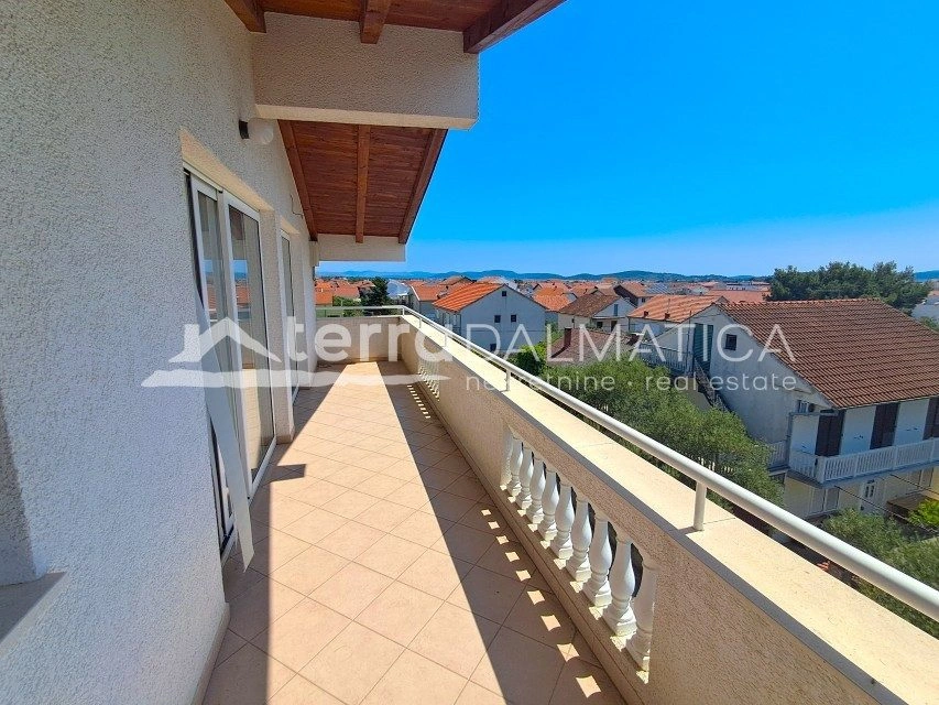 Haus mit zwei Gewerbeflächen und zwei Wohnungen, Vodice
