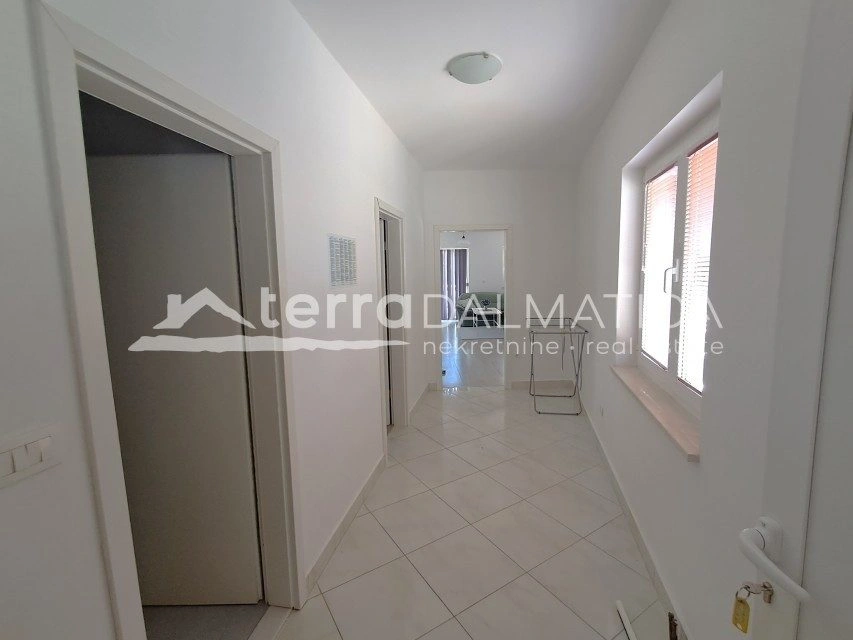 Haus mit zwei Gewerbeflächen und zwei Wohnungen, Vodice