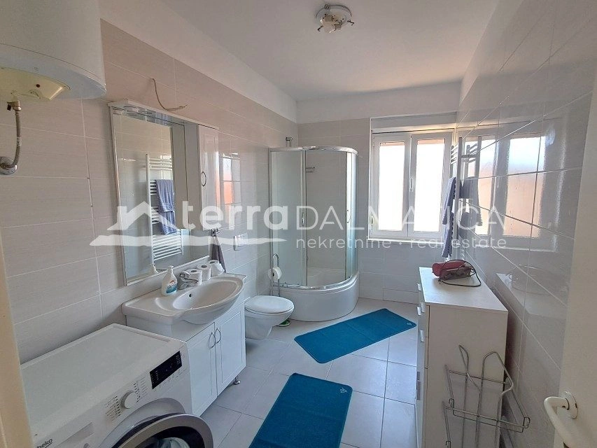 Haus mit zwei Gewerbeflächen und zwei Wohnungen, Vodice