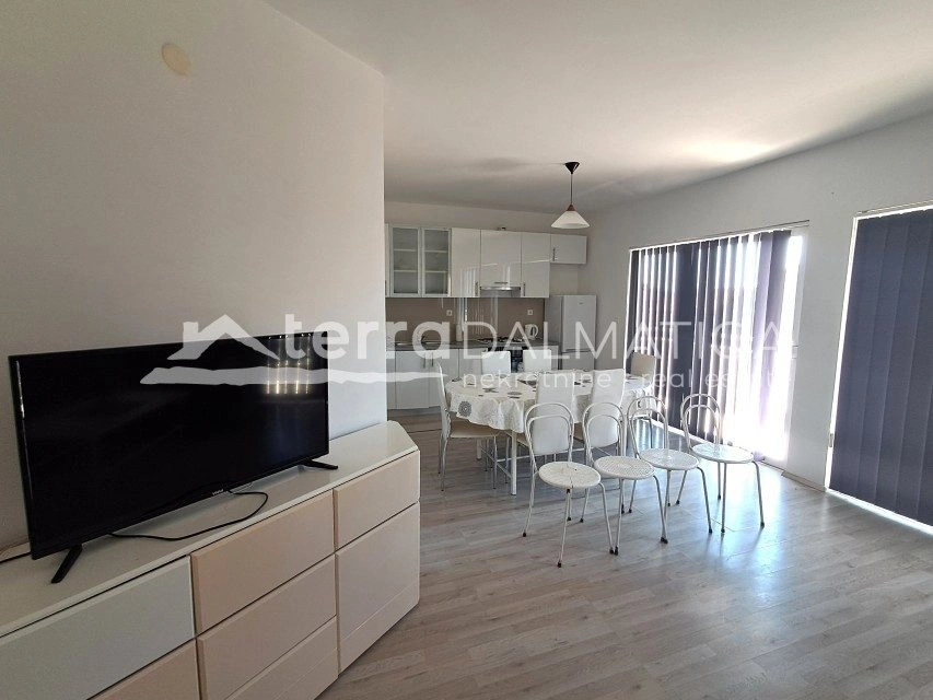 Haus mit zwei Gewerbeflächen und zwei Wohnungen, Vodice