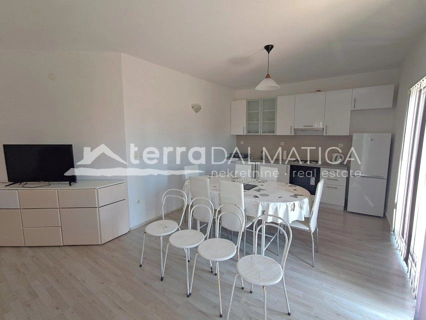 Haus mit zwei Gewerbeflächen und zwei Wohnungen, Vodice