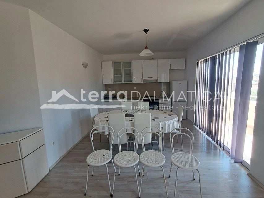 Haus mit zwei Gewerbeflächen und zwei Wohnungen, Vodice