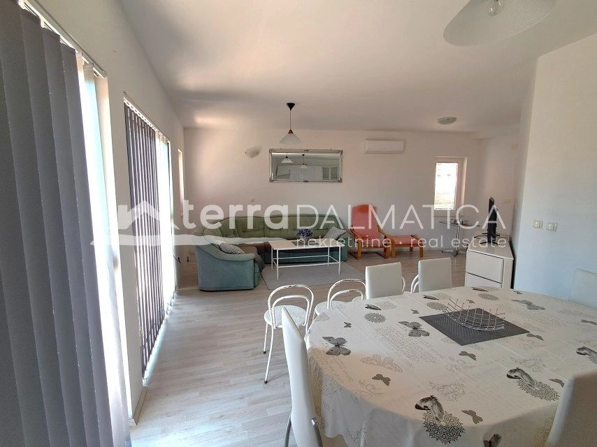 Haus mit zwei Gewerbeflächen und zwei Wohnungen, Vodice