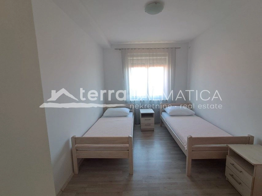 Haus mit zwei Gewerbeflächen und zwei Wohnungen, Vodice