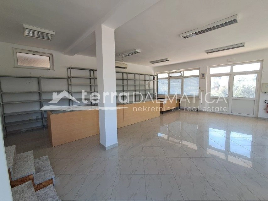 Haus mit zwei Gewerbeflächen und zwei Wohnungen, Vodice