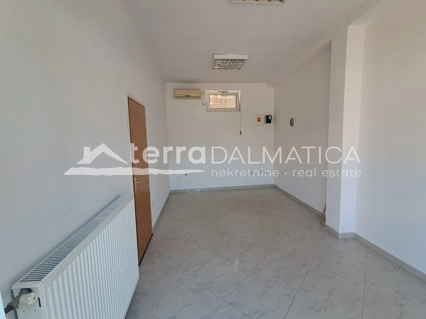 Haus mit zwei Gewerbeflächen und zwei Wohnungen, Vodice