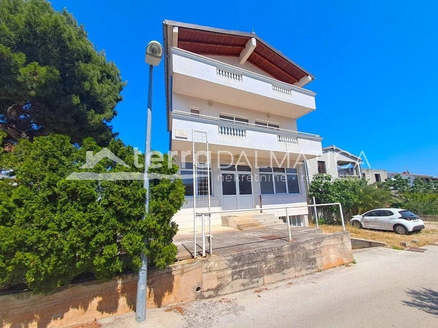 Haus mit zwei Gewerbeflächen und zwei Wohnungen, Vodice