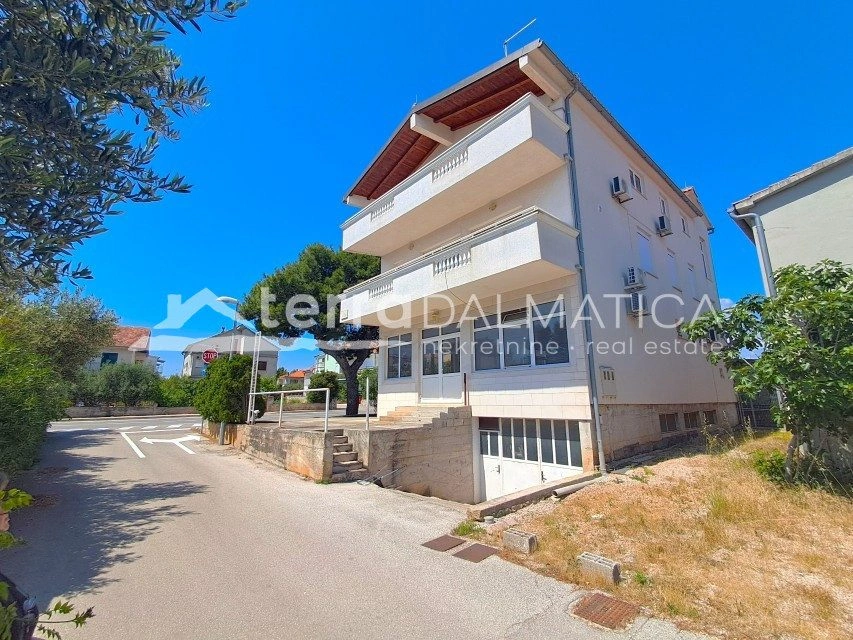 Haus mit zwei Gewerbeflächen und zwei Wohnungen, Vodice
