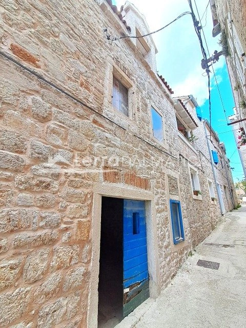 Renoviertes Steinhaus auf der Insel Prvić