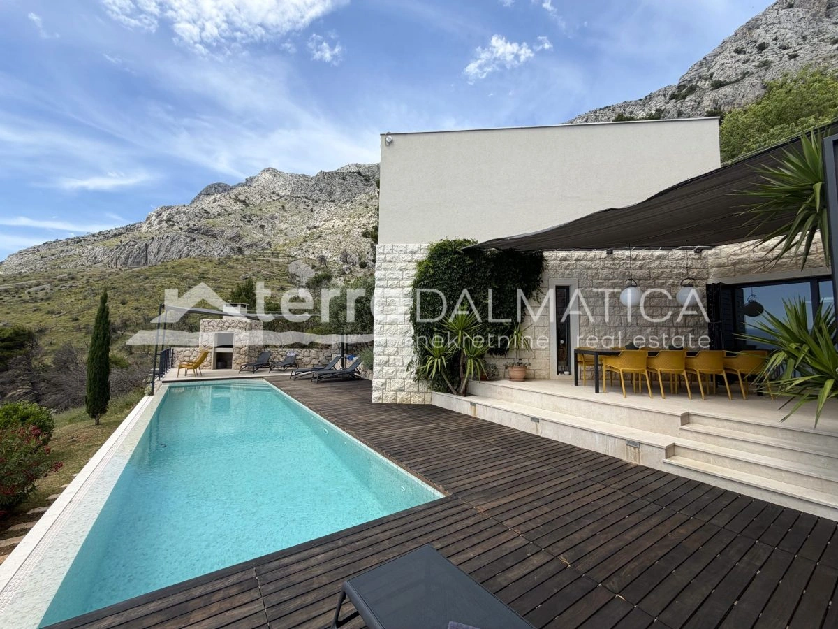 Ein Haus in der Nähe von Omiš mit Panoramablick auf das Meer und einem Swimmingpool
