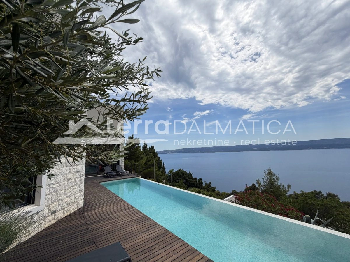 Ein Haus in der Nähe von Omiš mit Panoramablick auf das Meer und einem Swimmingpool