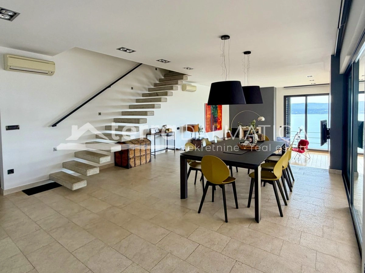 Ein Haus in der Nähe von Omiš mit Panoramablick auf das Meer und einem Swimmingpool