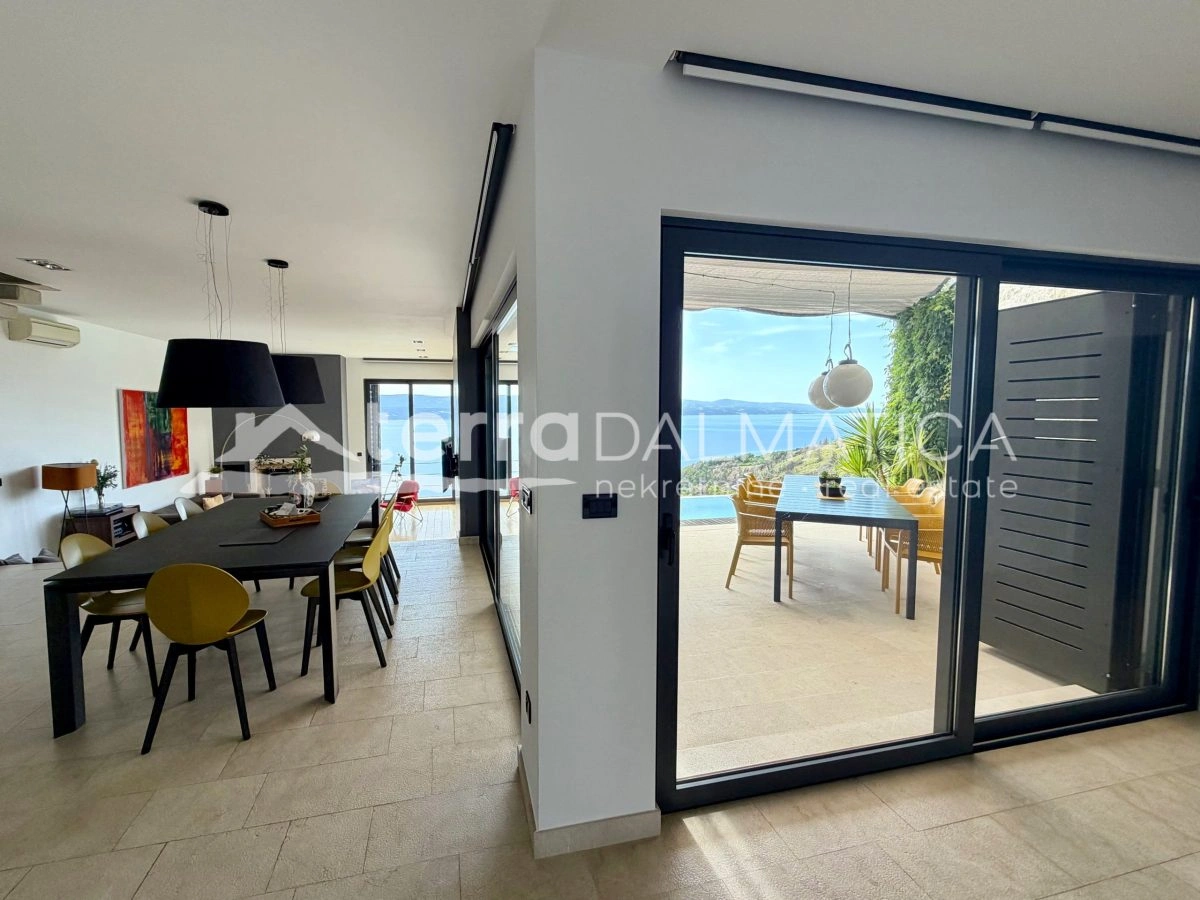 Ein Haus in der Nähe von Omiš mit Panoramablick auf das Meer und einem Swimmingpool