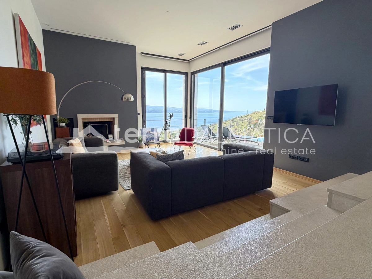 Ein Haus in der Nähe von Omiš mit Panoramablick auf das Meer und einem Swimmingpool