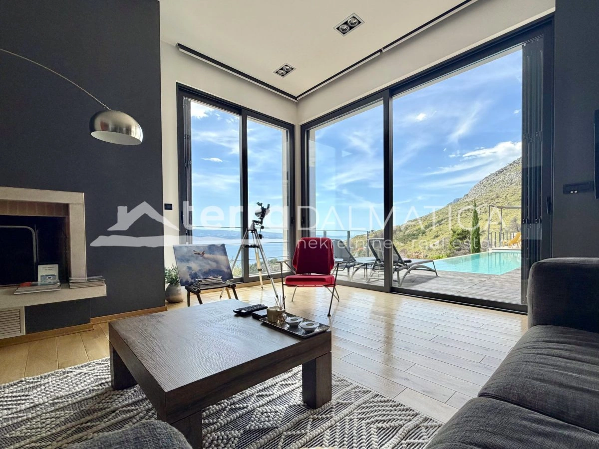 Ein Haus in der Nähe von Omiš mit Panoramablick auf das Meer und einem Swimmingpool