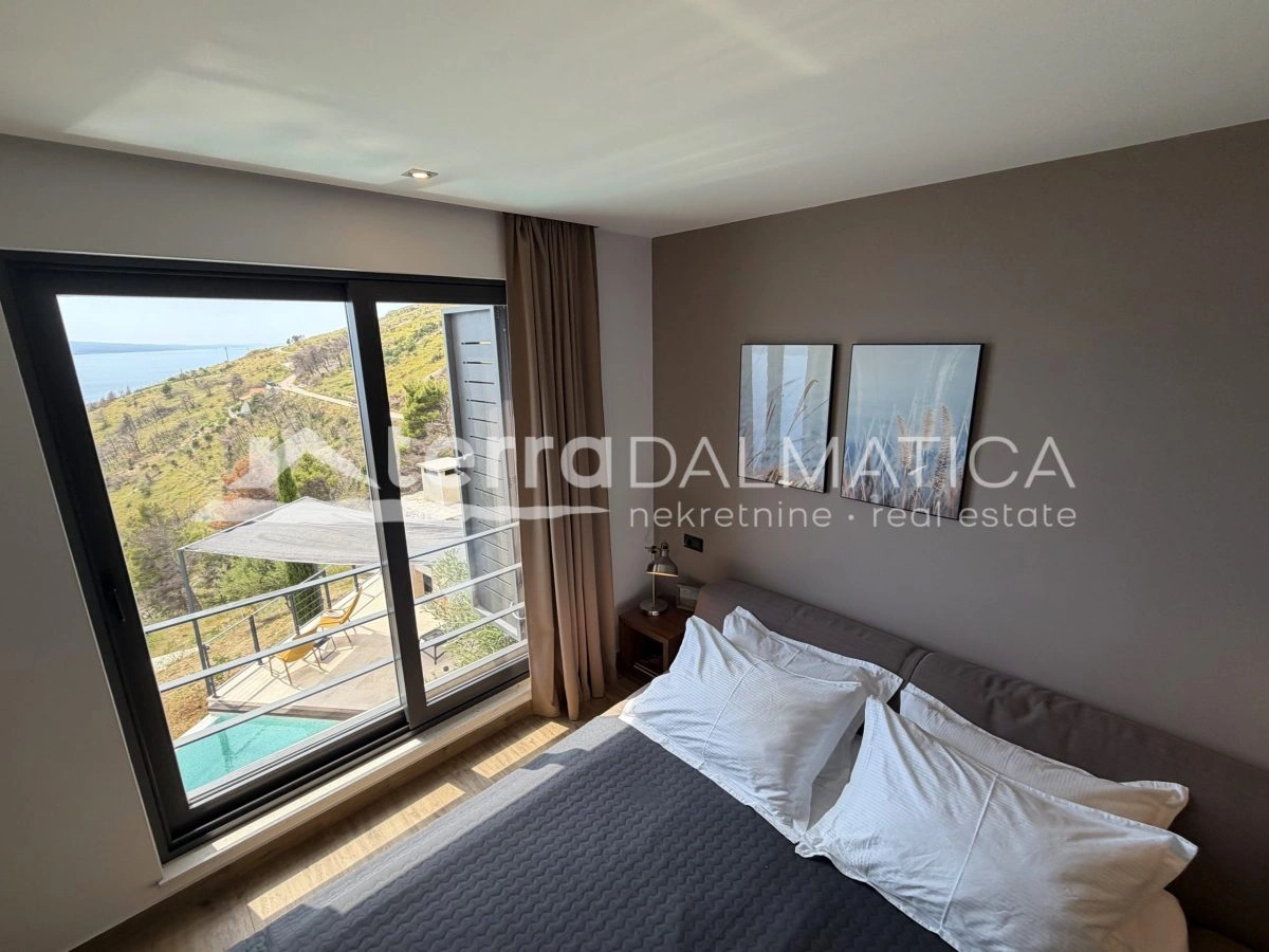 Ein Haus in der Nähe von Omiš mit Panoramablick auf das Meer und einem Swimmingpool