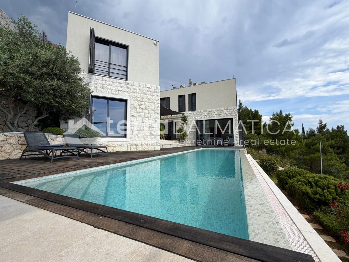 Ein Haus in der Nähe von Omiš mit Panoramablick auf das Meer und einem Swimmingpool
