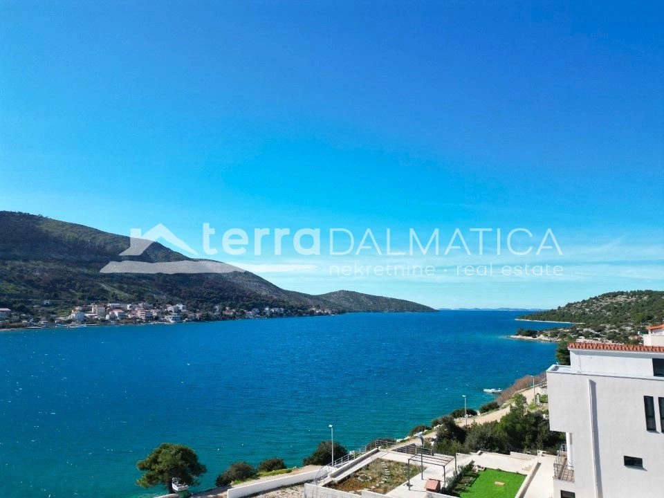 Penthouse in Grebaštica mit Meerblick, Swimmingpool und Dachterrasse