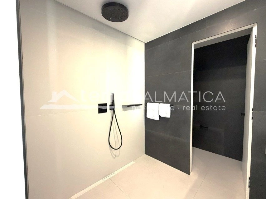 Luxusvilla mit Wellnessbereich und großem Swimmingpool, Vodice