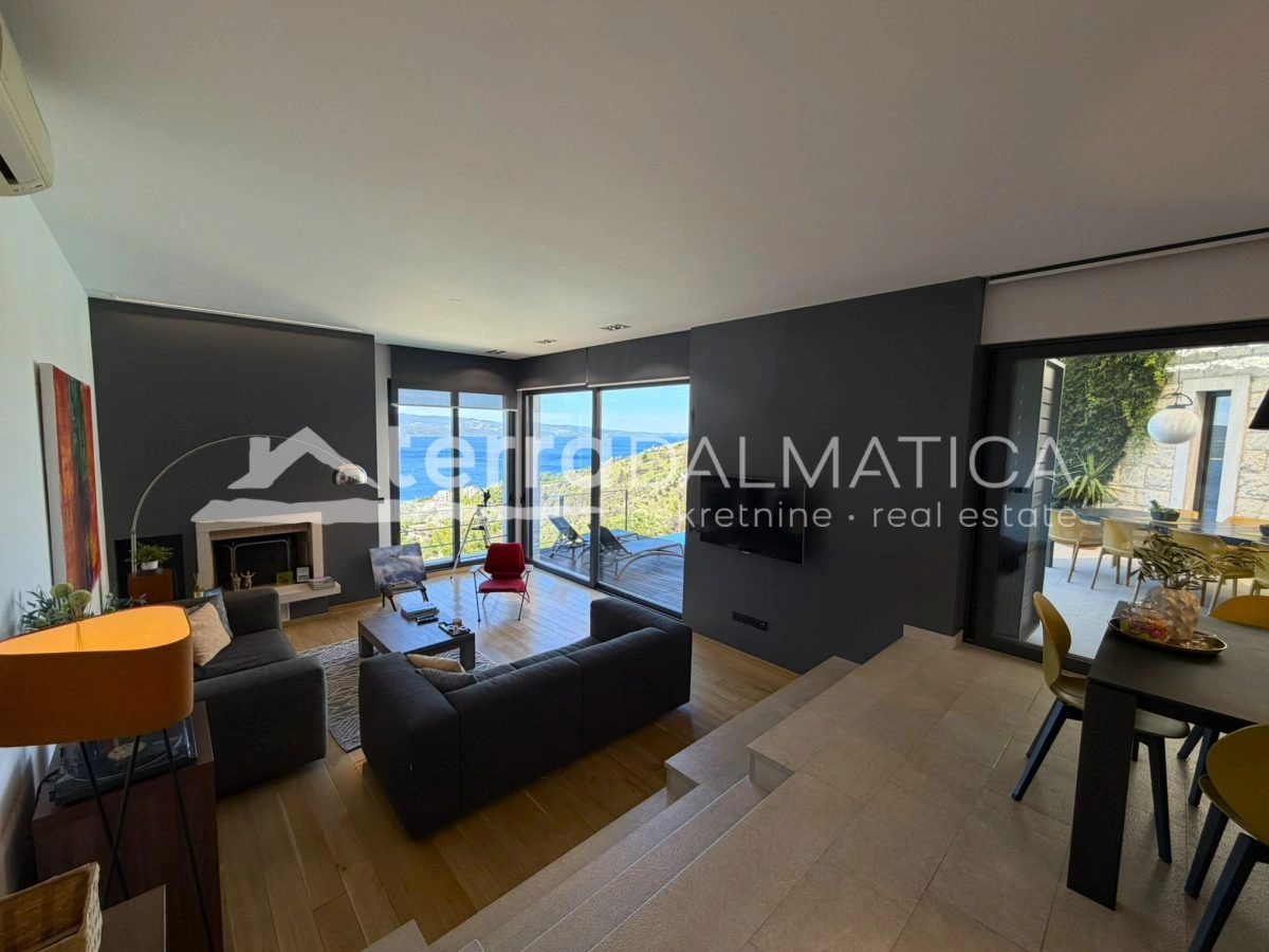 Ein Haus in der Nähe von Omiš mit Panoramablick auf das Meer und einem Infinity-Pool