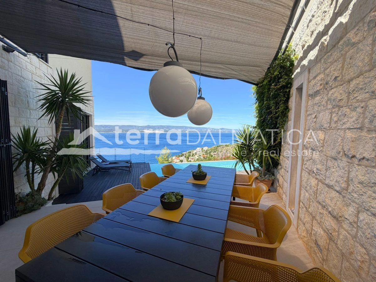 Ein Haus in der Nähe von Omiš mit Panoramablick auf das Meer und einem Infinity-Pool