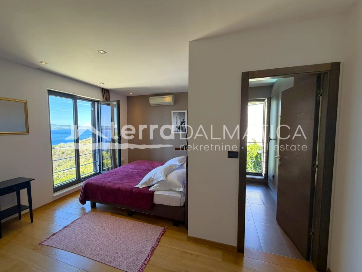 Ein Haus in der Nähe von Omiš mit Panoramablick auf das Meer und einem Infinity-Pool