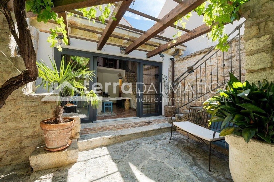 Das strenge Zentrum von Betina – eine mediterrane Steinvilla mit Meerblick und privatem Parkplatz