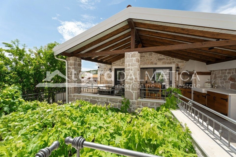 Das strenge Zentrum von Betina – eine mediterrane Steinvilla mit Meerblick und privatem Parkplatz
