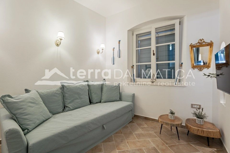 Das strenge Zentrum von Betina – eine mediterrane Steinvilla mit Meerblick und privatem Parkplatz