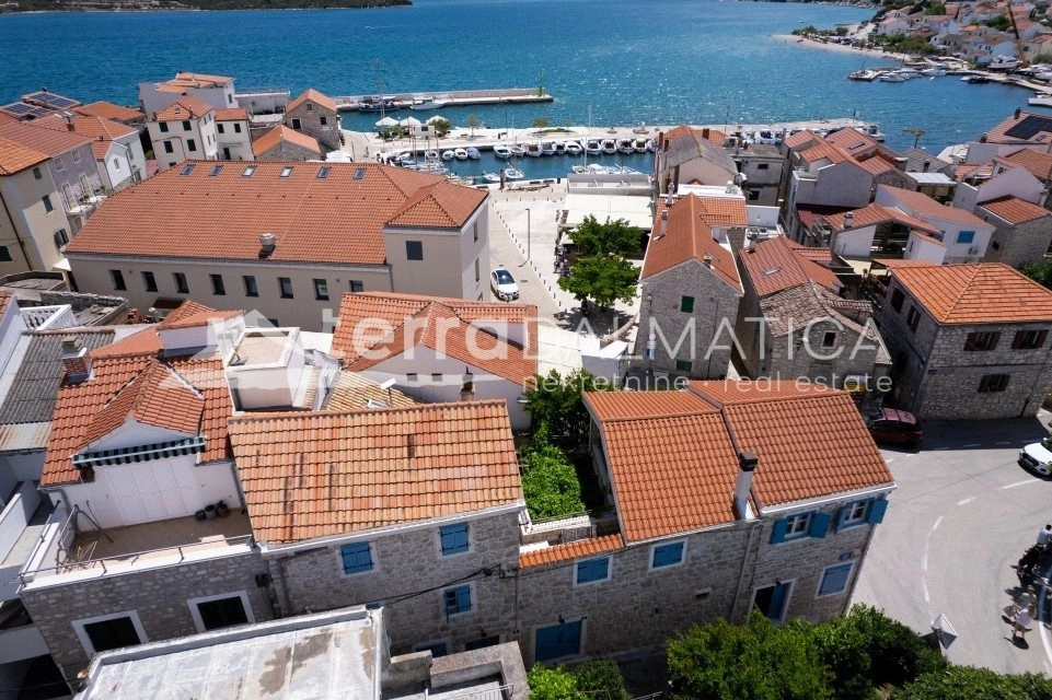 Das strenge Zentrum von Betina – eine mediterrane Steinvilla mit Meerblick und privatem Parkplatz