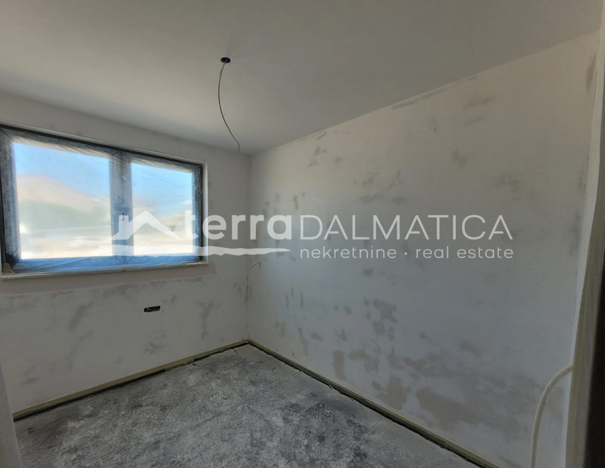 Apartment in Vodice – Neubau mit Garten, 80 m vom Meer entfernt